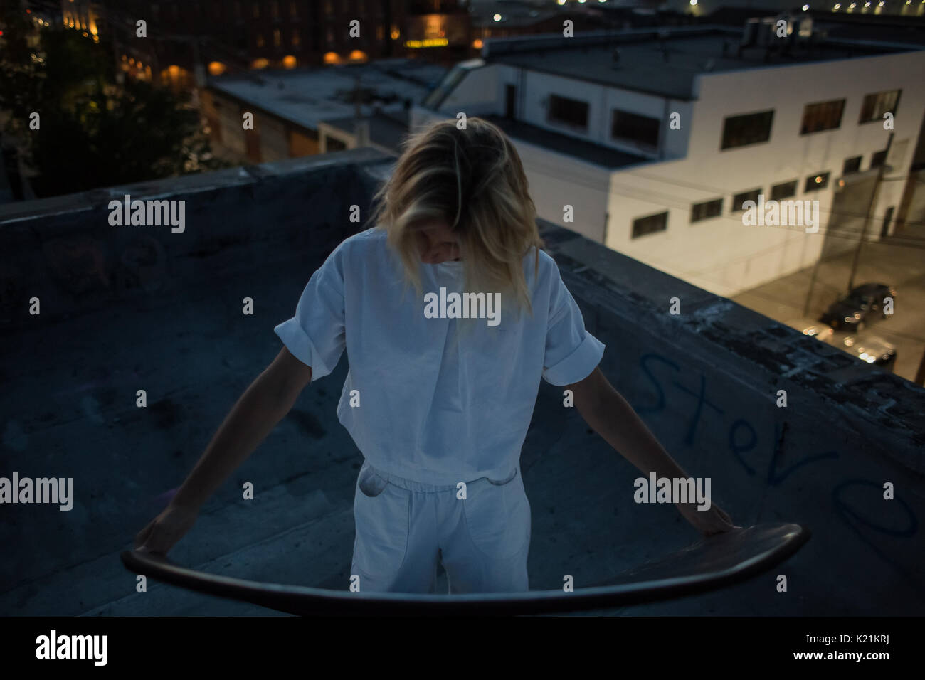 Natürlich blond Modell mit Manhattan Skyline Stockfoto