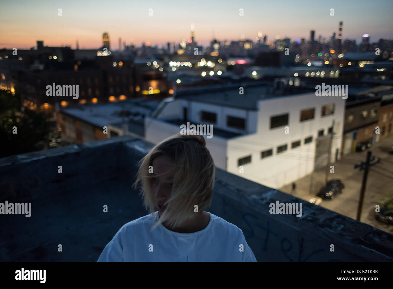 Natürlich blond Modell mit Manhattan Skyline Stockfoto