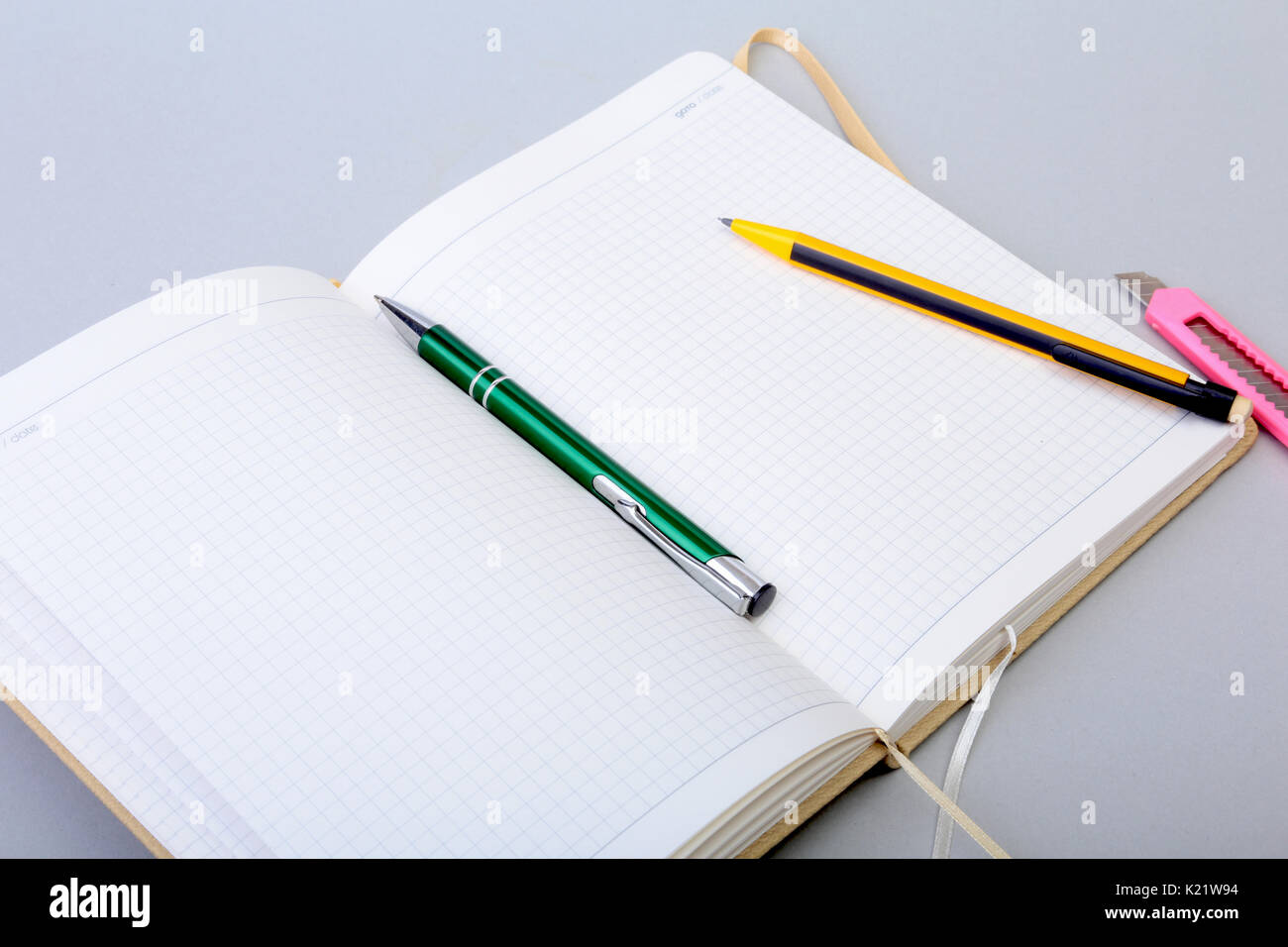 Öffnen Sie eine leere Seite Notizbuch und Stift auf weißer Tisch. Stockfoto