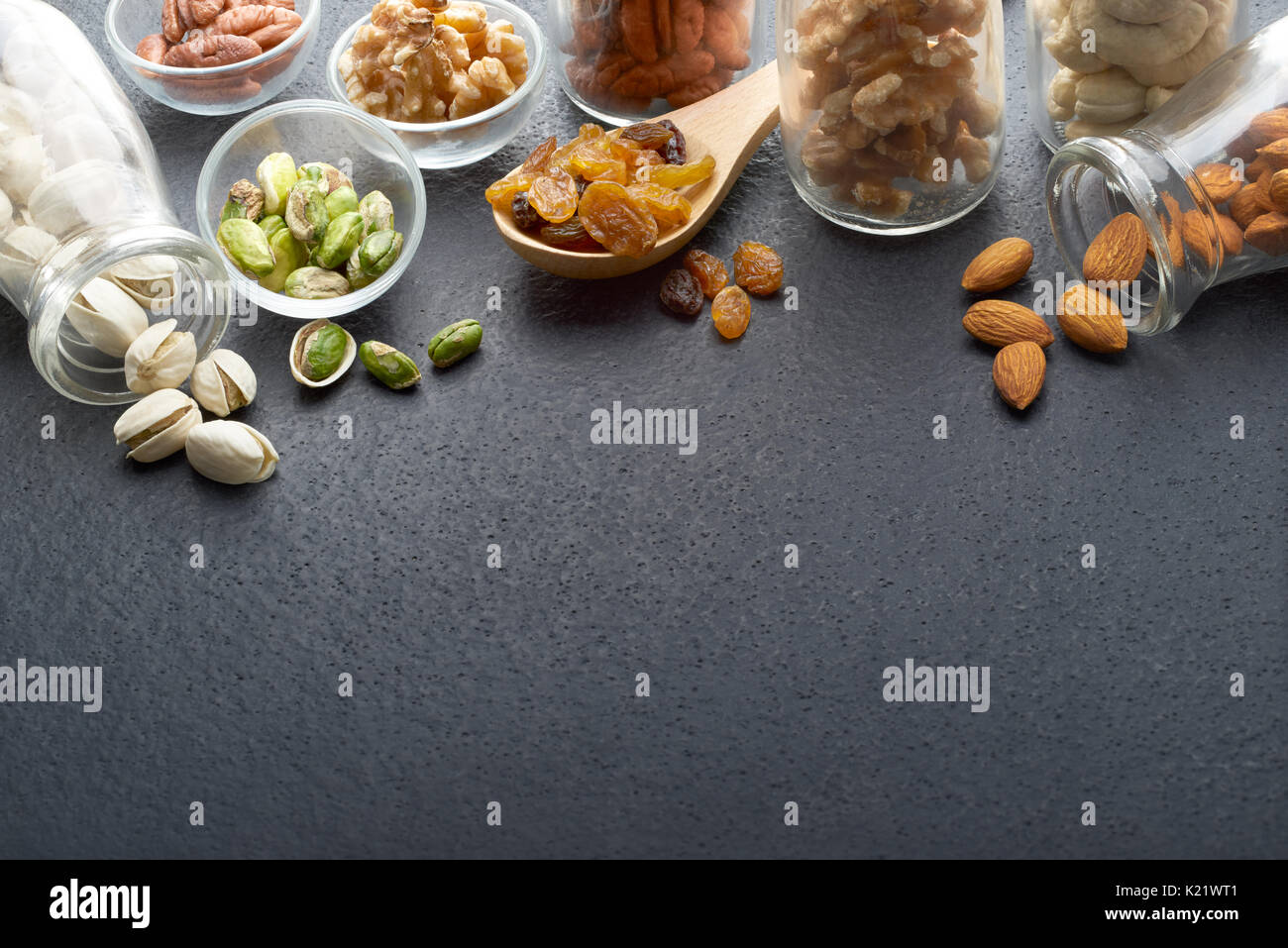 Nüsse und getrocknete Lebensmittel auf schiefer Hintergrund mit Kopie Raum Stockfoto