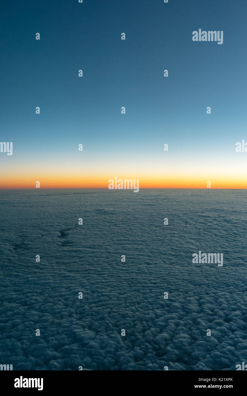 Schöne Sicht auf Horizons bei Sonnenaufgang mit gemusterten Wolkendecke unter Stockfoto