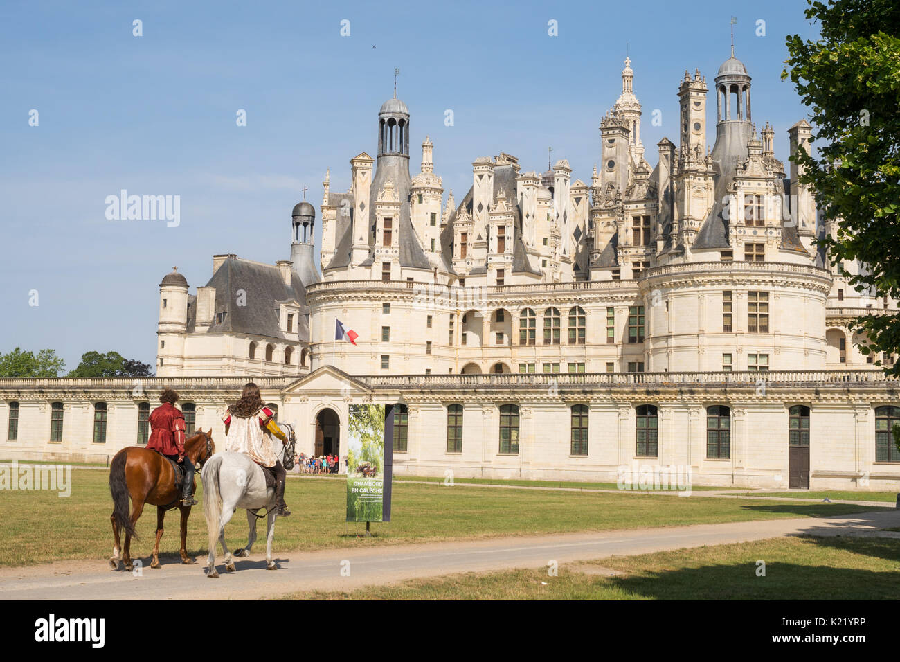 Reenactors zu Pferd an der Südfassade Château de Chambord, Loir-et-Cher, Frankreich, Europa Stockfoto