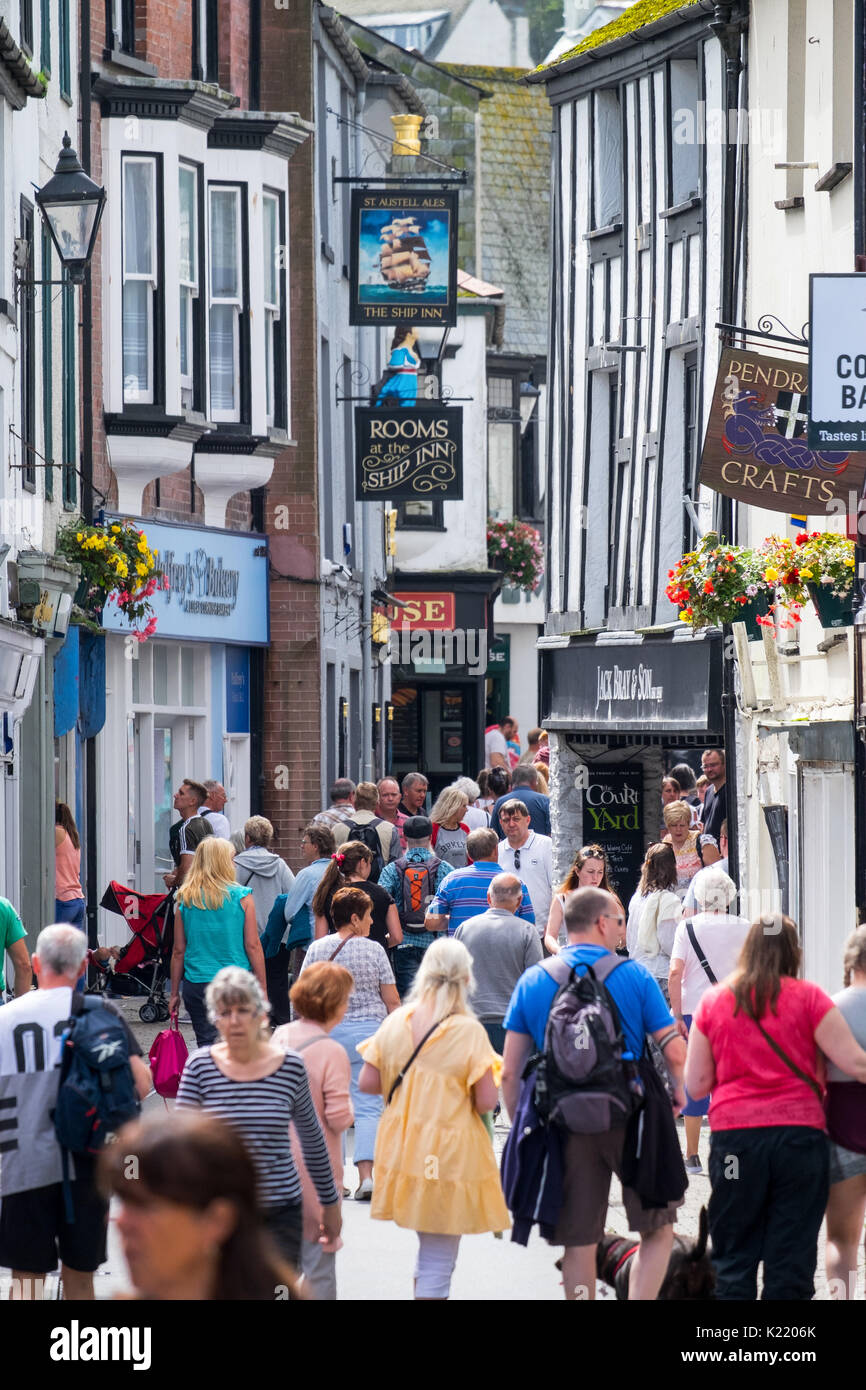 Besetzt die Straßen voller Touristen während der Sommerferien in Looe, Cornwall, Großbritannien Stockfoto