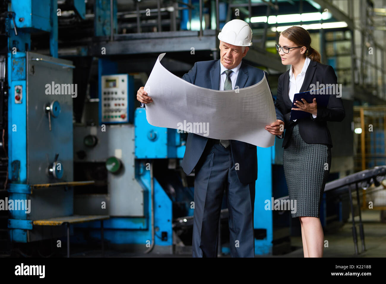 Senior Inspector Suchen im Werk Pläne Stockfoto