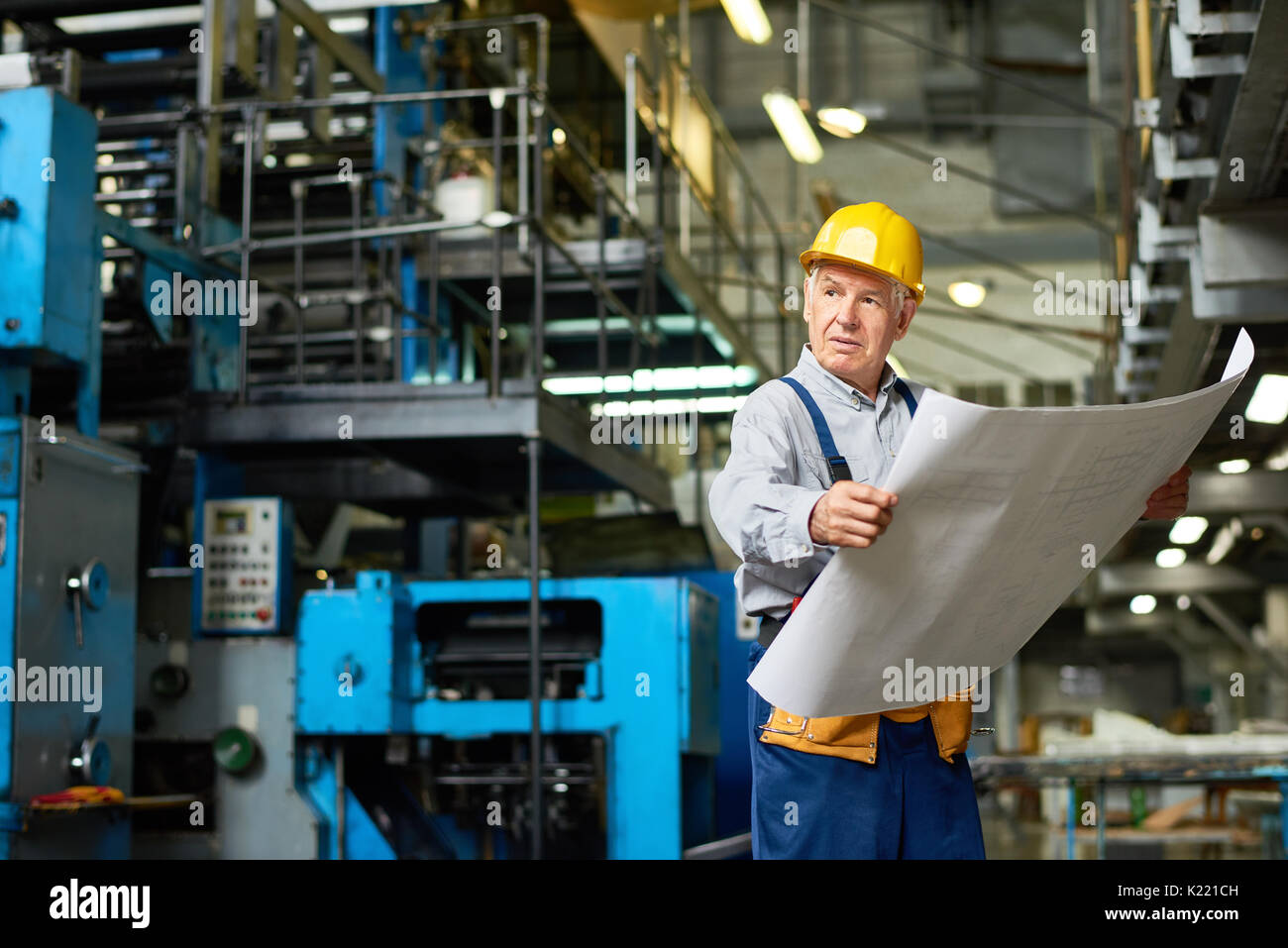 Senior Bauarbeiter Holding Grundrisse Stockfoto