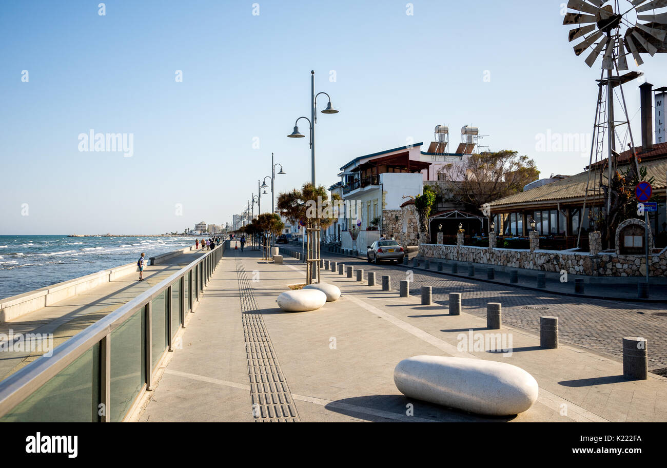 Larnaca Damm mit Blick aufs Meer - Cafés und Restaurants, Zypern Stockfoto