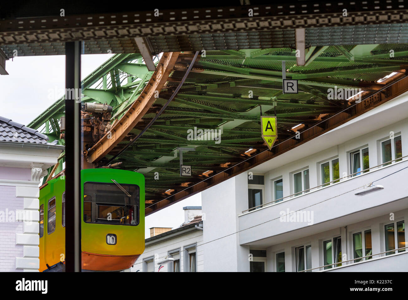 Die Wuppertaler Schwebebahn ist eine Hochbahn für den öffentlichen Personenverkehr. Stockfoto