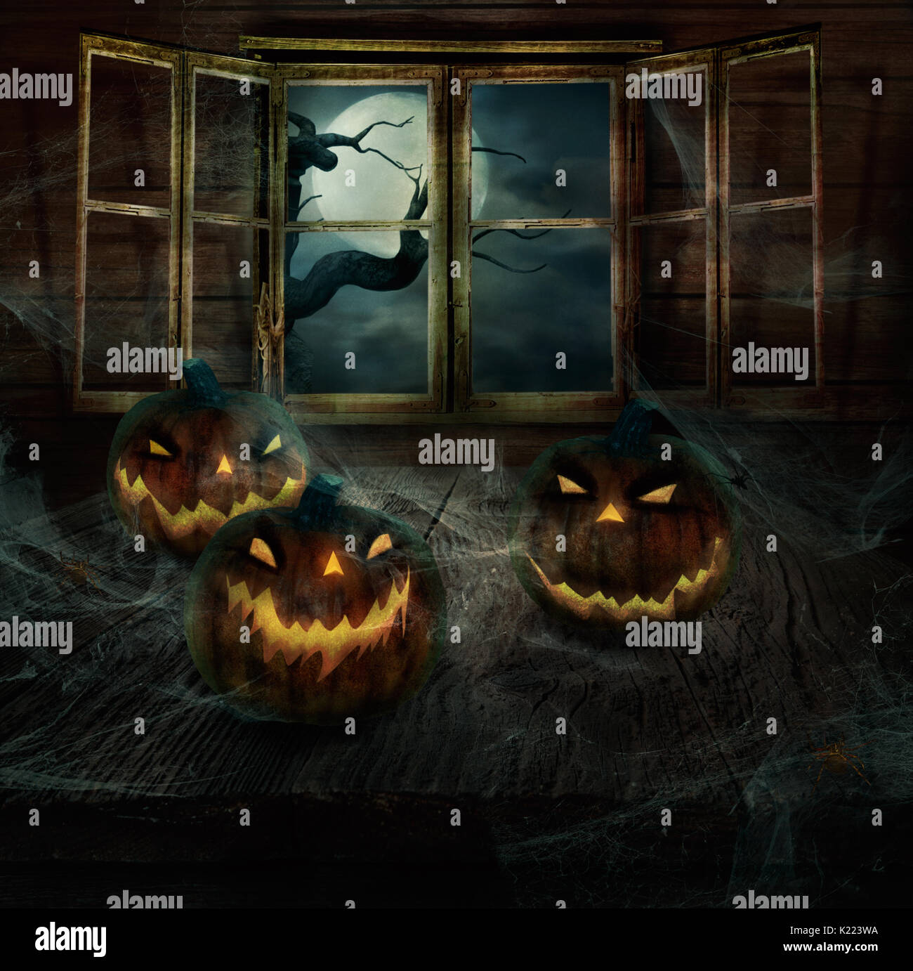 Halloween Design - Abgebrochene Kürbisse. Urlaub Horror Hintergrund mit Kürbissen, Spinnweben, und Vollmond mit gruseligen Baum Stockfoto