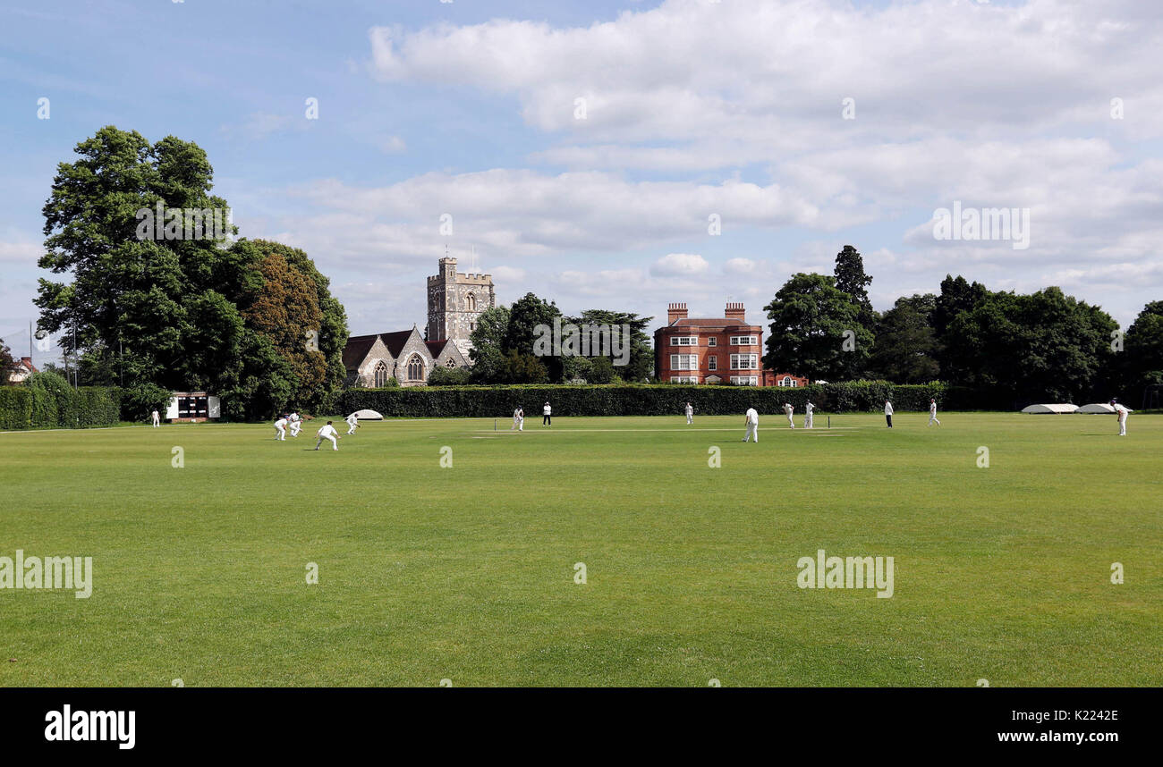 Der Blick vom oberen Stockwerk des Pavillons auf die St. Michael's Church (links) und das Dower House (rechts) während eines Spiels findet am Samstag, dem 3. Juni 2017, im Maidenhead and Bray Cricket Club in Berkshire statt. Stockfoto