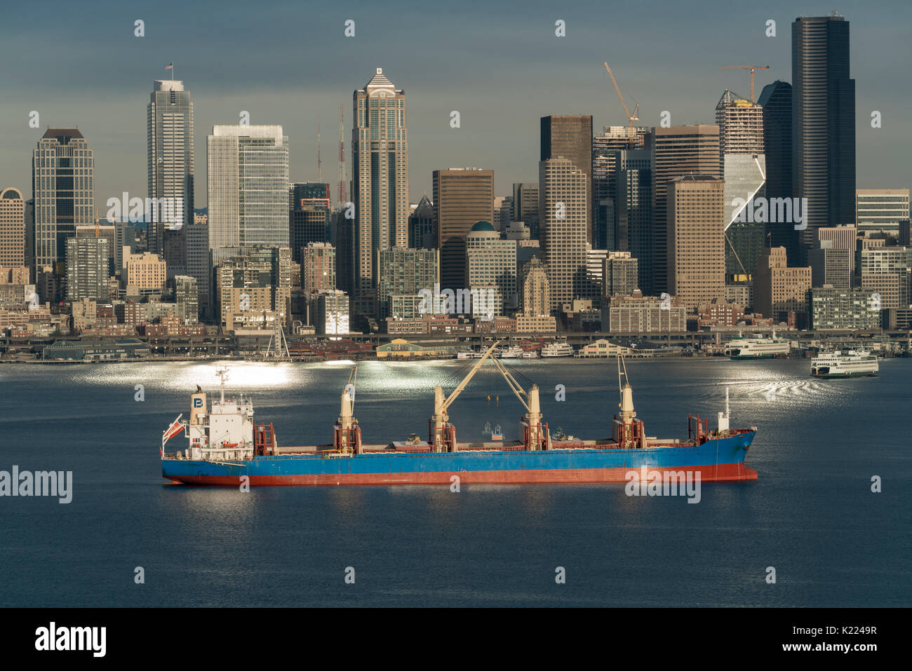 Usa, Washington, Seattle, Schiff in Elliott Bay. Puget Sound, die Skyline der Stadt Stockfoto