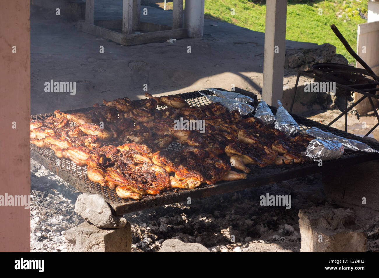 Welt berühmten Boston Bay jerk chicken Kochen in der Grill in Boston Bay an der Ostküste von Jamaika am 30. Dezember 2013. Stockfoto