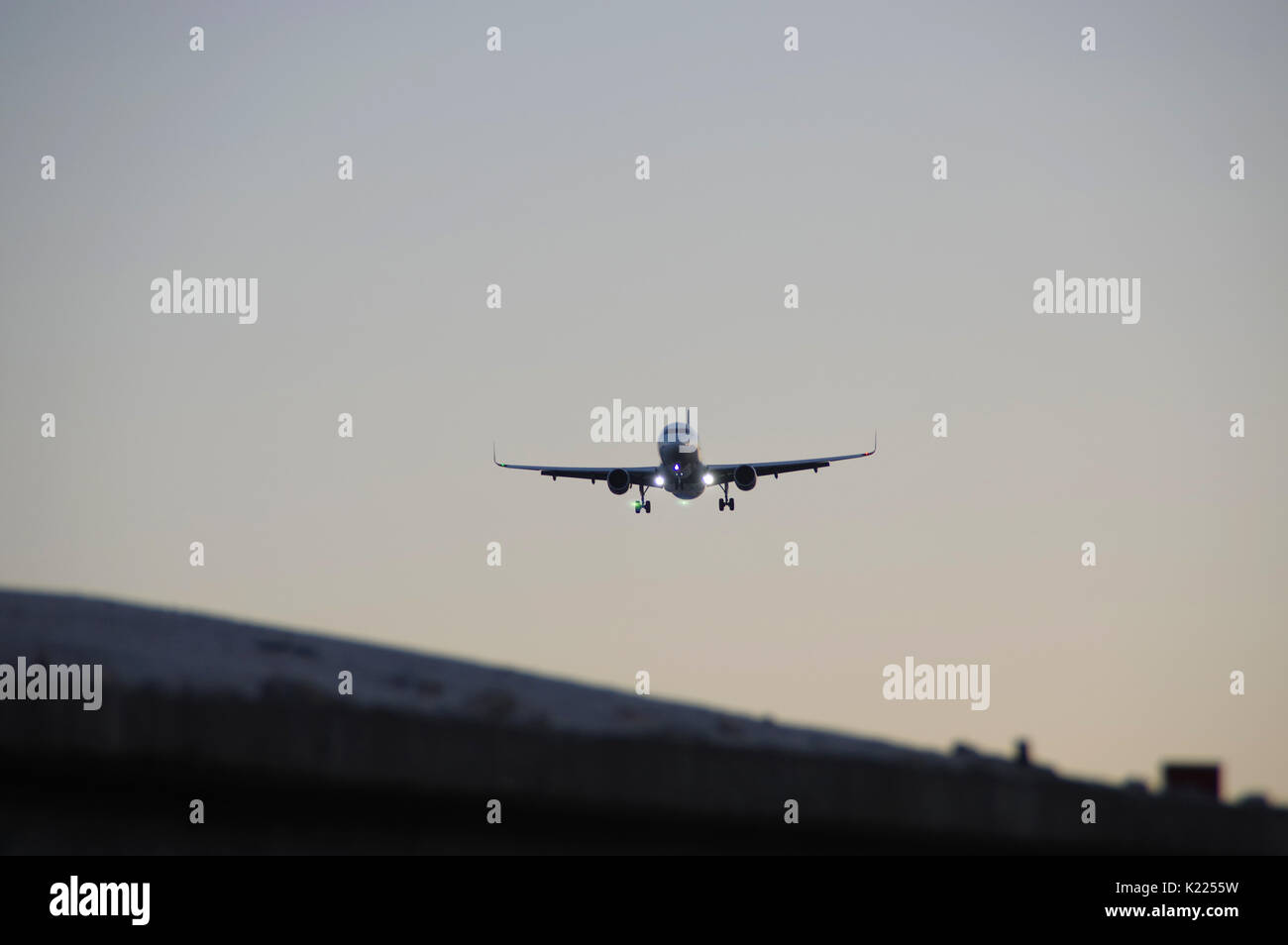 Passagierflugzeug landet. Mit Himmel im Hintergrund. Stockfoto