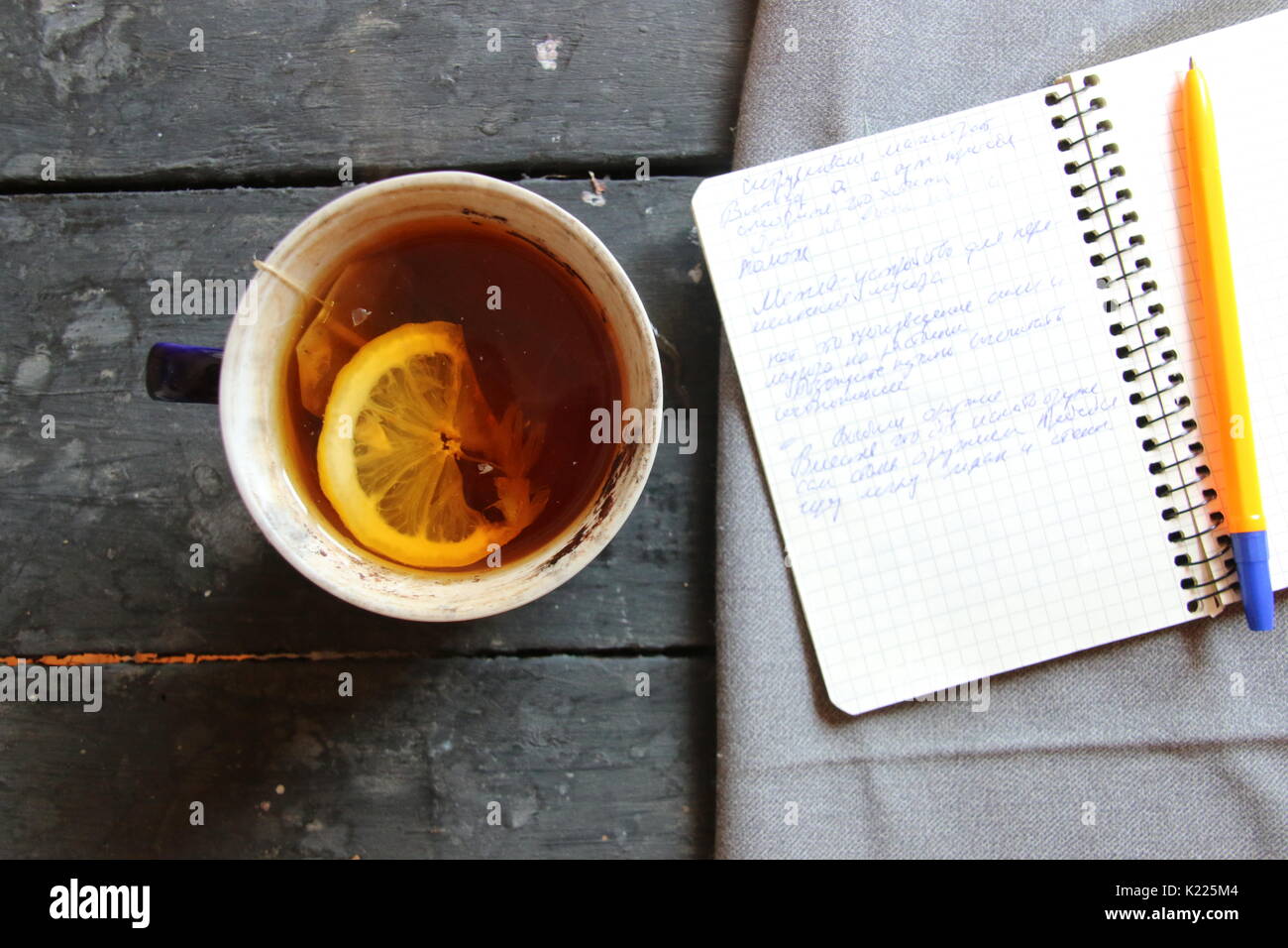 Schriftsteller oder Schule Idee, Kaffee und Notebook auf dem Tisch Stockfoto