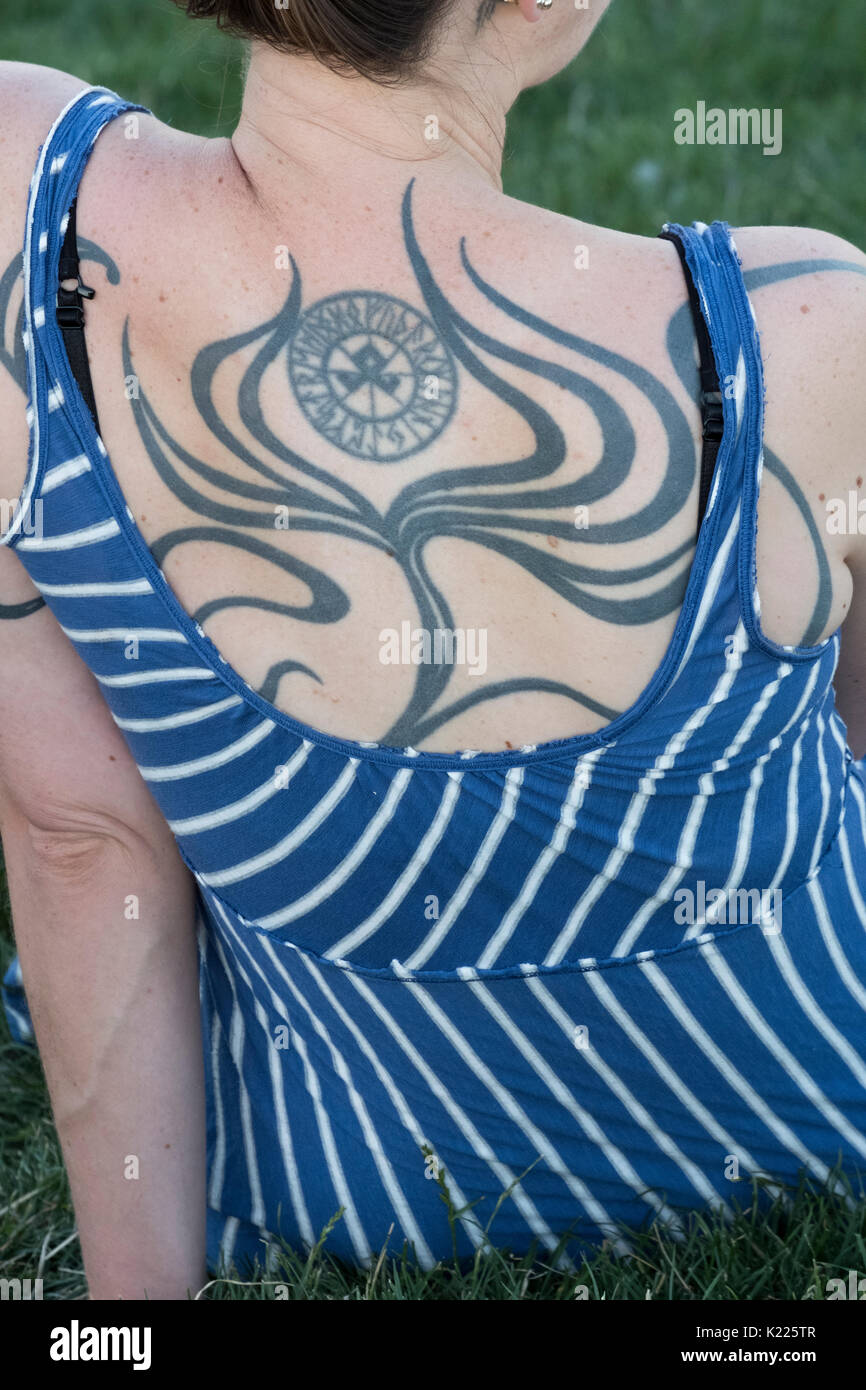 Tatto auf der Rückseite des junge Frau Stockfoto