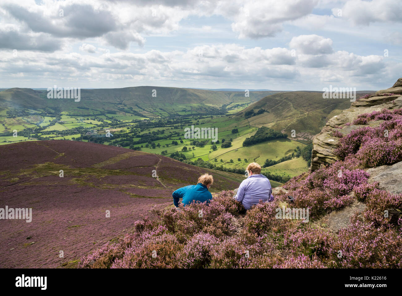 Reifes Paar sat genießen Sie den Blick über das Tal von Edale Klingelton Roger im Sommer. Kinder Scout, Peak District, Derbyshire, England. Stockfoto