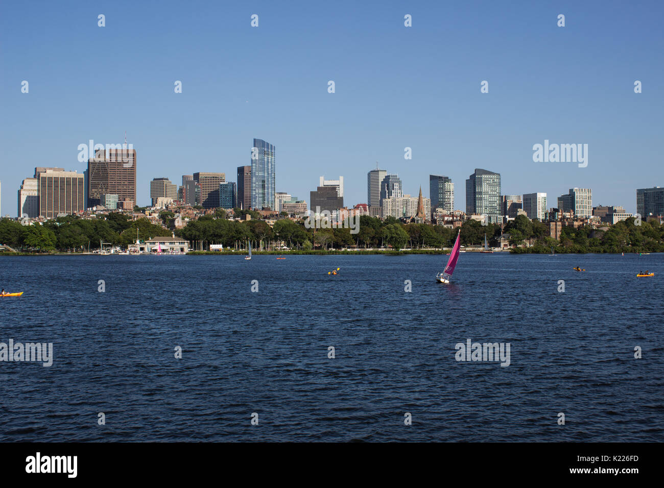 Boston Skyline mit Segelbooten in der Charles River Stockfoto