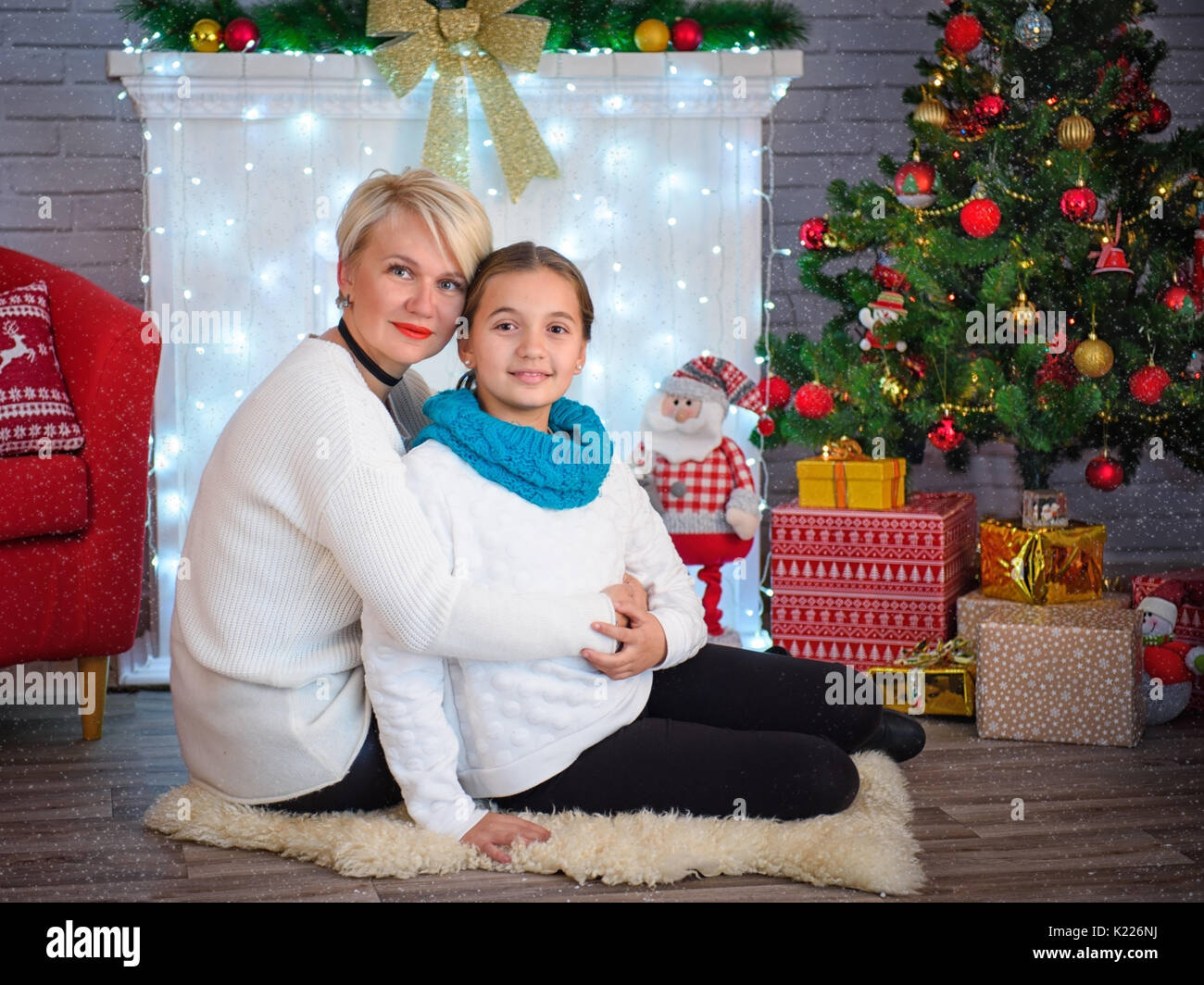 Portrait eines glücklichen Mutter und ihre süßen kleinen Tochter vor dem Weihnachtsbaum Stockfoto