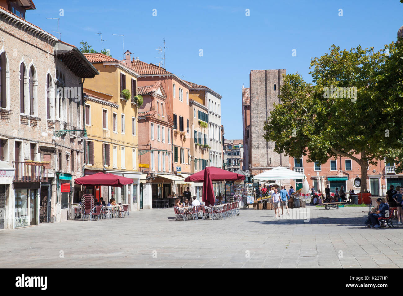 Das tägliche Leben in Campo Santa Margherita, Dorsoduro Venedig, Venetien, Italien mit lokalen Venezianer über Ihr Geschäft in den frühen Morgenstunden vor. Stockfoto