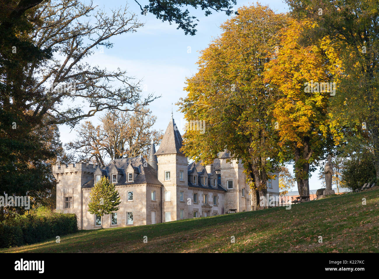 Chateau de Vassivière, Lac de Vassivière, Nouvelle-Aquitaine, Frankreich im Herbst mit bunten Herbst Laub an den Bäumen. Diese historischen Schloss steht Stockfoto