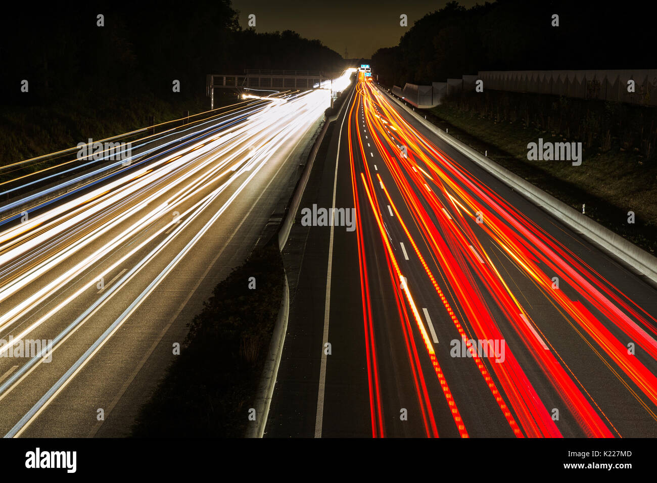 Leichte Wanderwege auf der Autobahn A2 bei Karmen Deutschland Stockfoto