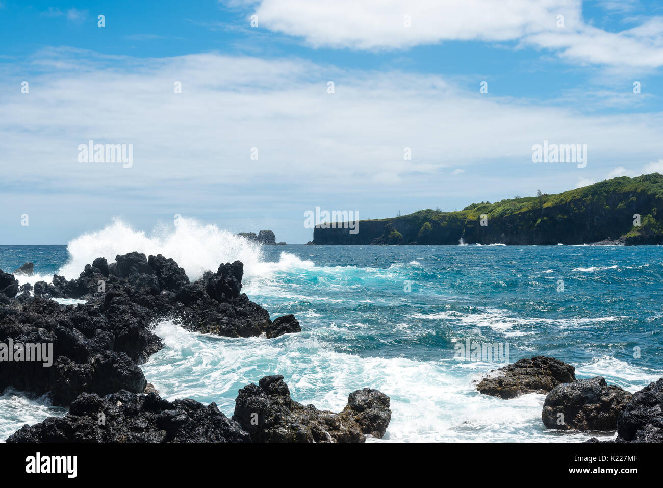 Surfen schlagen vulkanischen Felsen auf Maui, Hawaii Stockfoto