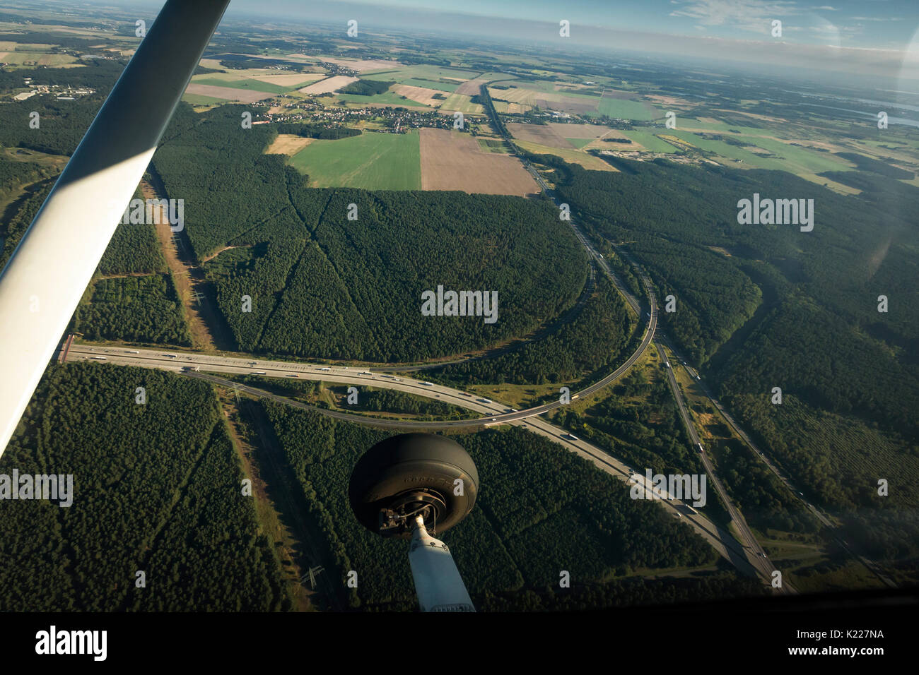 Air Bilder aus einer Cessna 172 von der Verkehrssituation auf der Autobahn A 2 in der Nähe von Berlin. Stockfoto