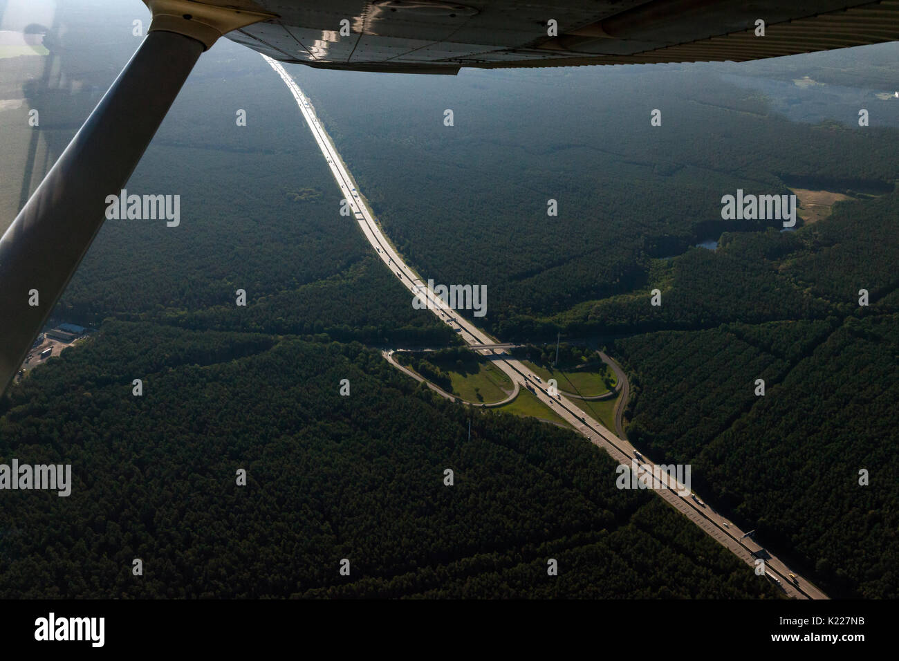 Air Bilder aus einer Cessna 172 von der Verkehrssituation auf der Autobahn A 2 in der Nähe von Berlin. Stockfoto