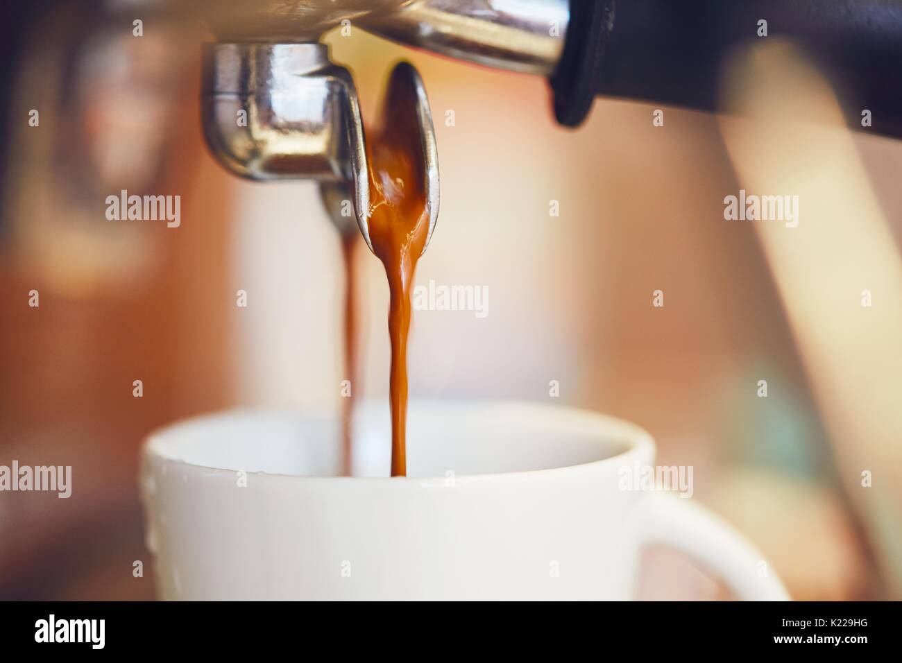 Detail einer Kaffeemaschine. Vorbereitung der Espresso im Café. Stockfoto