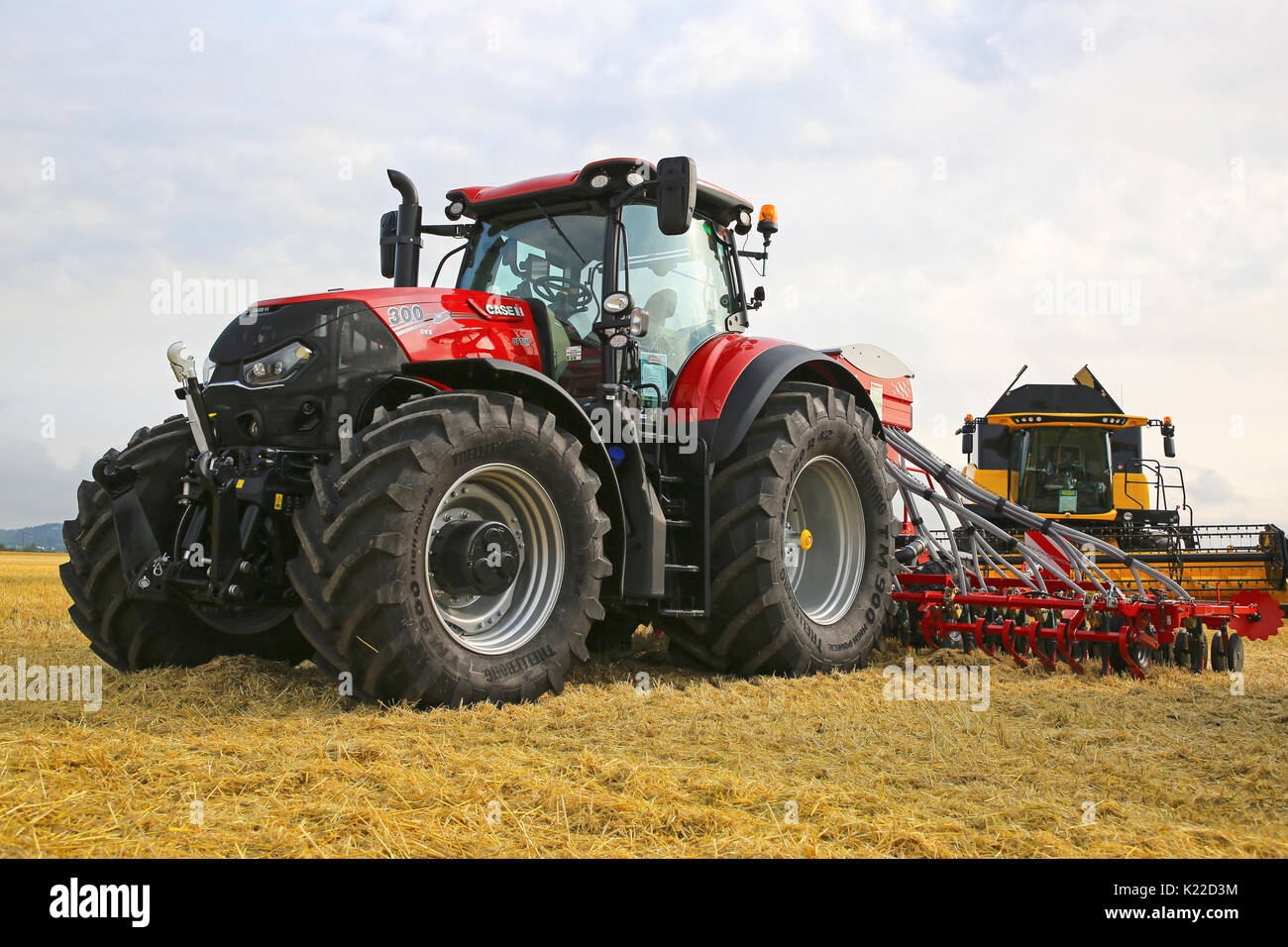 SALO, Finnland - 18. AUGUST 2017: Neue Case IH CVX Optum 300 PS-starken landwirtschaftlichen Traktor mit auf Stoppeln Feld verbinden wie auf Puontin Pelto gesehen Stockfoto