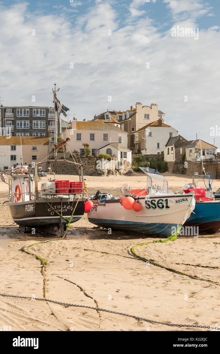 Boote bei Ebbe im Hafen, St Ives, Cornwall, England, Großbritannien Stockfoto
