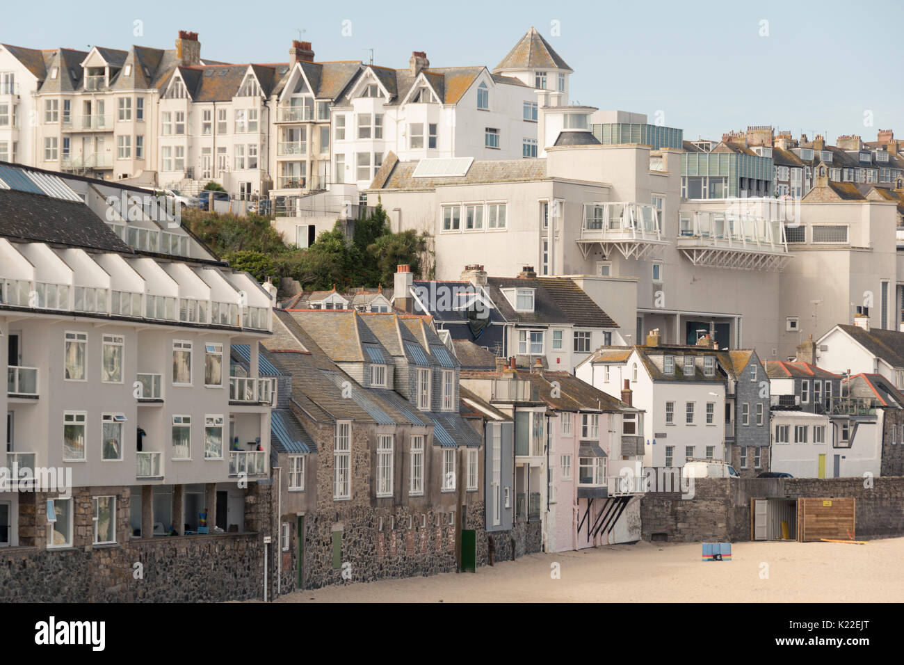 Häuser mit Blick auf Porthmeor Beach, St Ives, Cornwall, England, Großbritannien Stockfoto