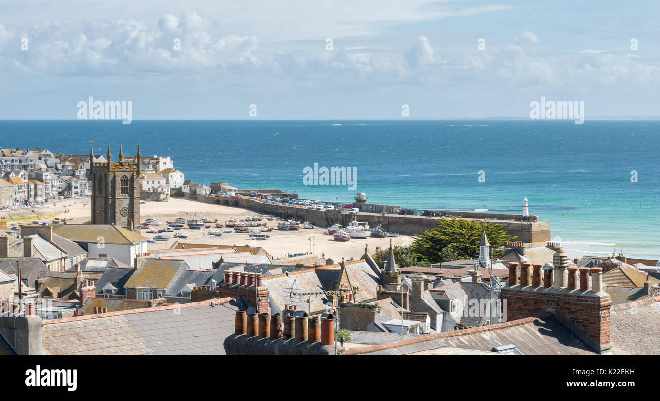 Blick von oben auf den Hafen bei Ebbe, St Ives, Cornwall, England, Großbritannien Stockfoto