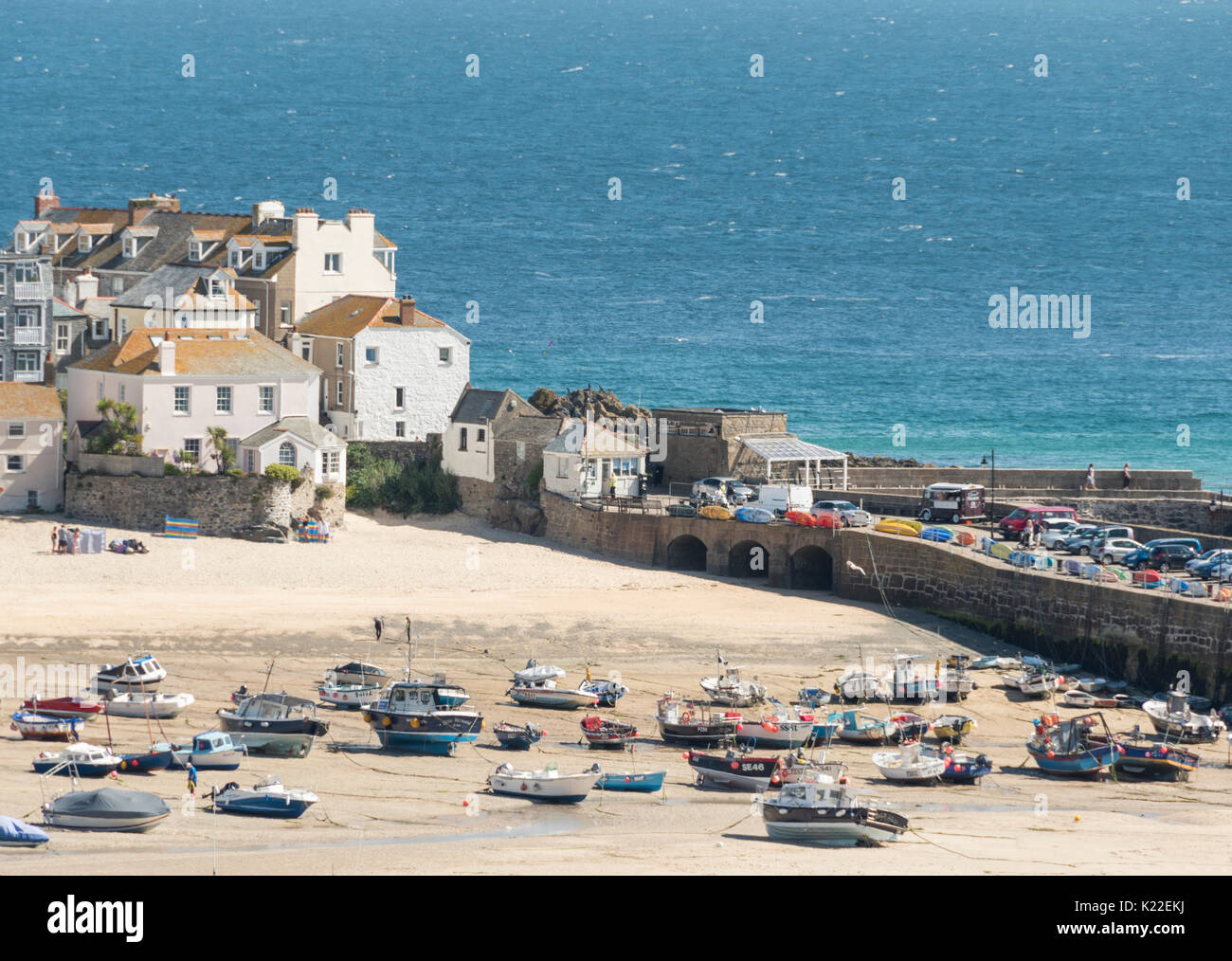 Blick von oben auf den Hafen bei Ebbe, St Ives, Cornwall, England, Großbritannien Stockfoto