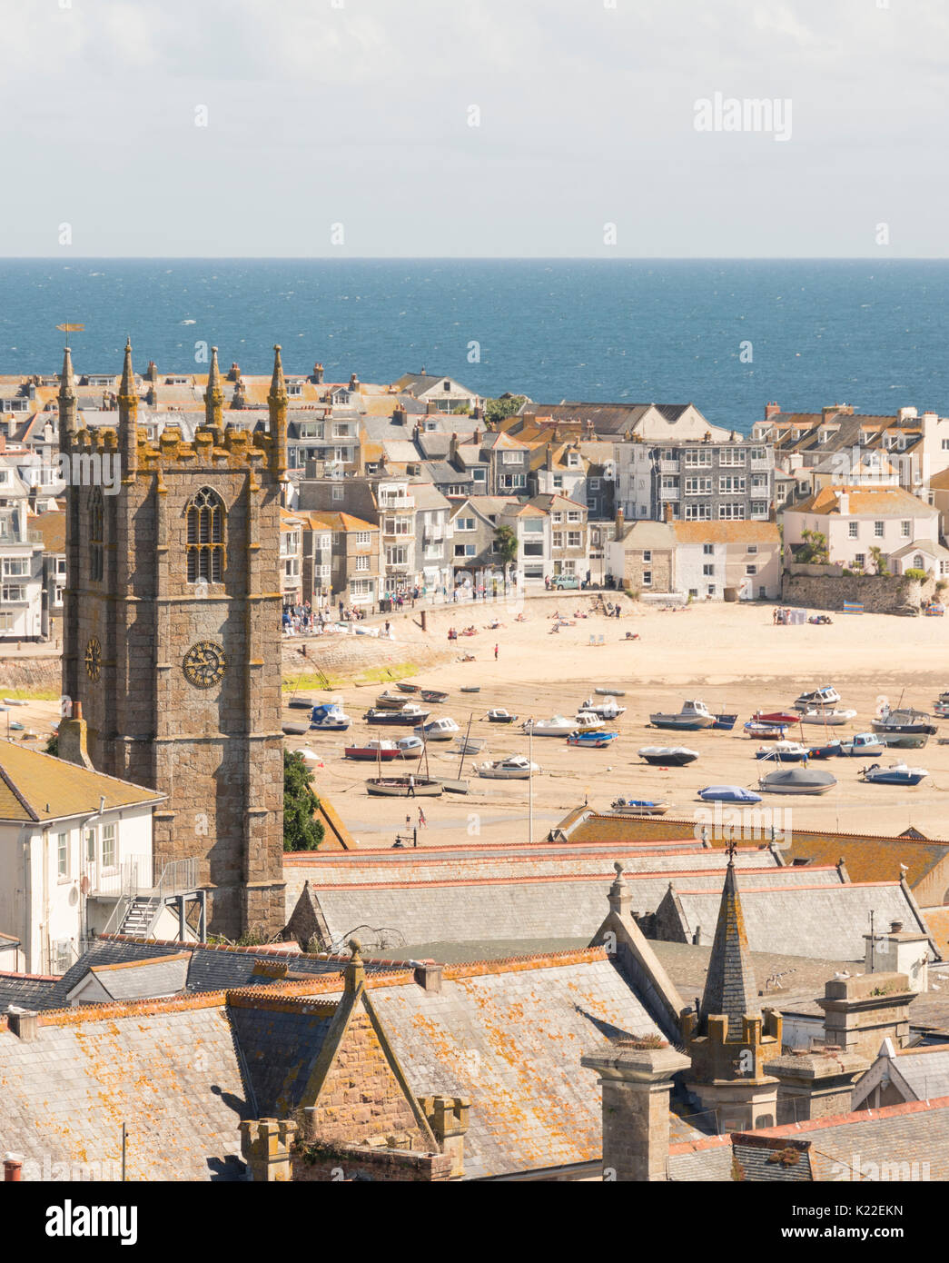 Blick von oben auf den Hafen bei Ebbe, St Ives, Cornwall, England, Großbritannien Stockfoto