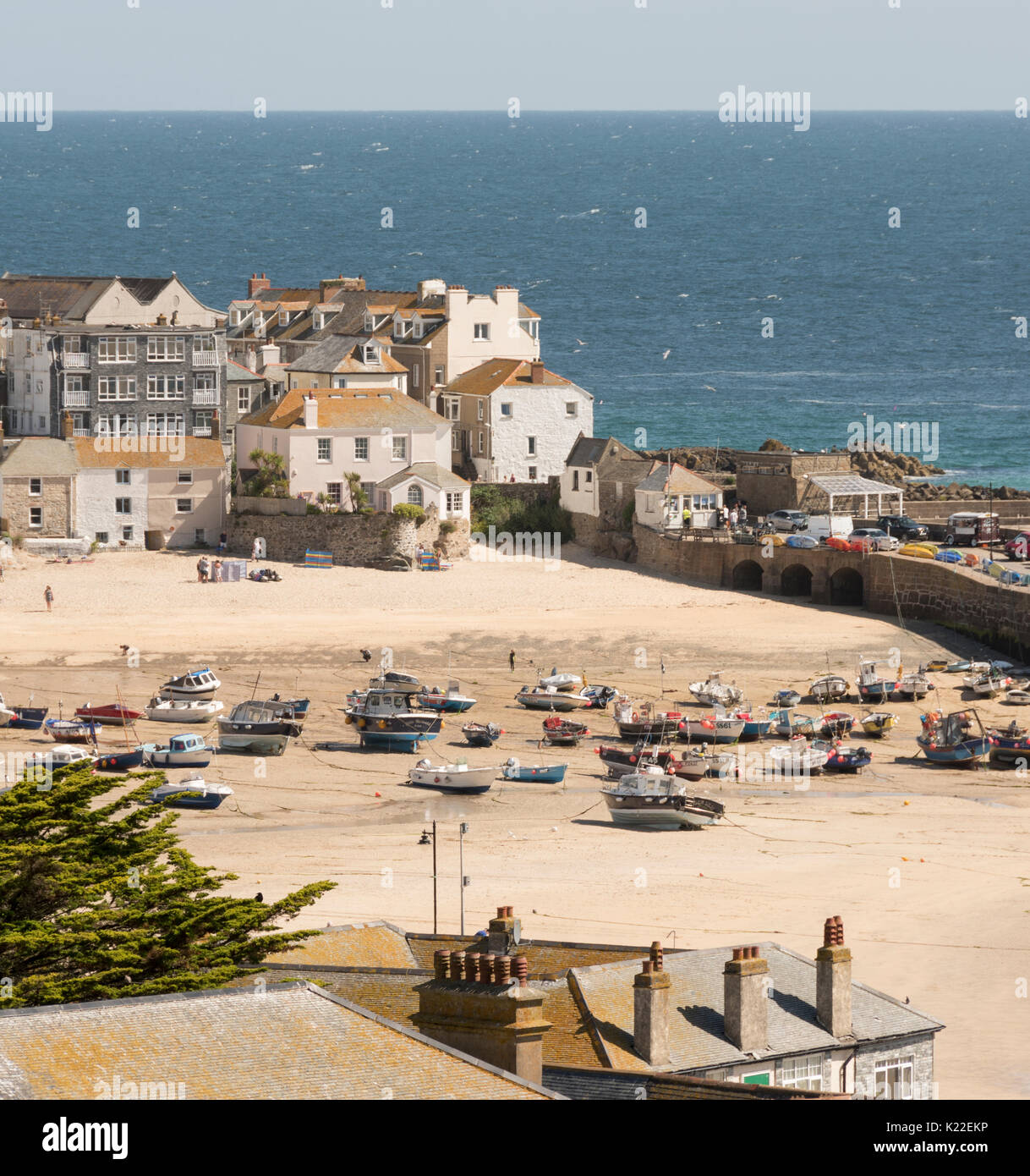 Blick von oben auf den Hafen bei Ebbe, St Ives, Cornwall, England, Großbritannien Stockfoto