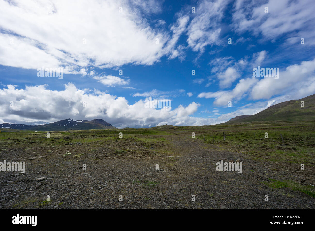 Island - sonnigen Tag mit einigen Wolken in weiten Berglandschaft Stockfoto