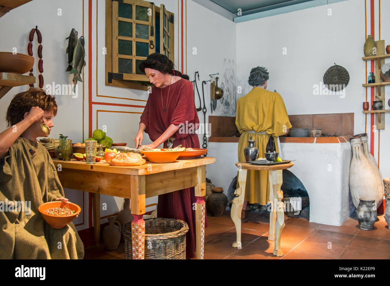 Diorama mit lebensgroßen Figurengruppen, die das tägliche Leben in der Küche einer römischen Villa, Echternach, Luxemburg Stockfoto