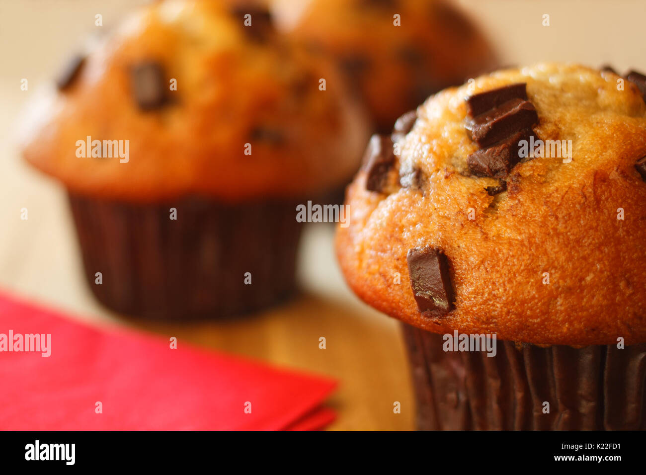 Chocolate Chip Muffins closeup mit einer geringen Tiefenschärfe Stockfoto