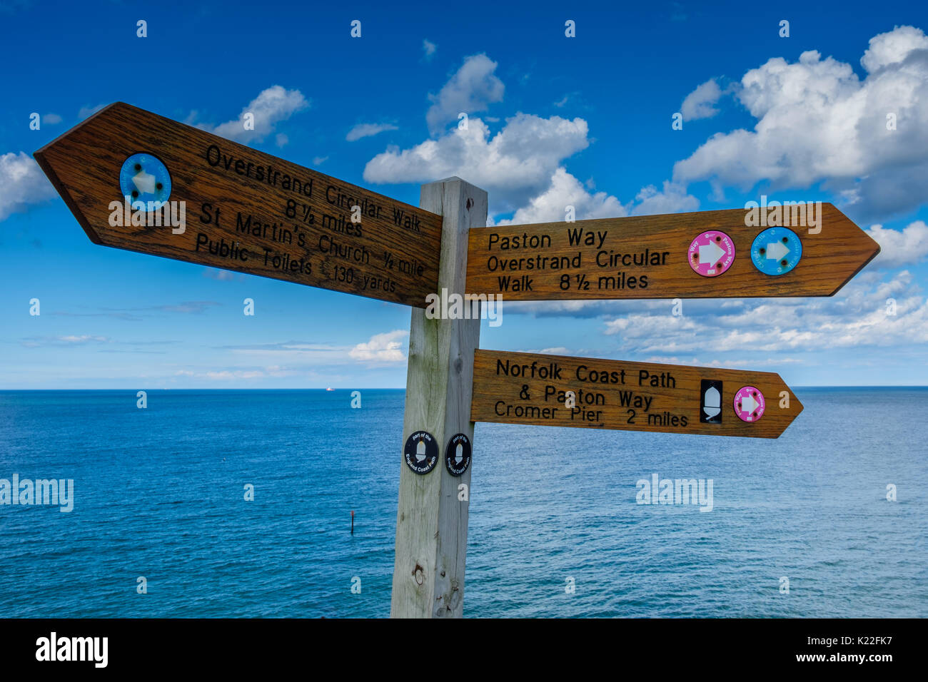 Wegweiser auf der North Norfolk Coast Path an Overstrand, in der Nähe Cromer, Norfolk, Großbritannien Stockfoto