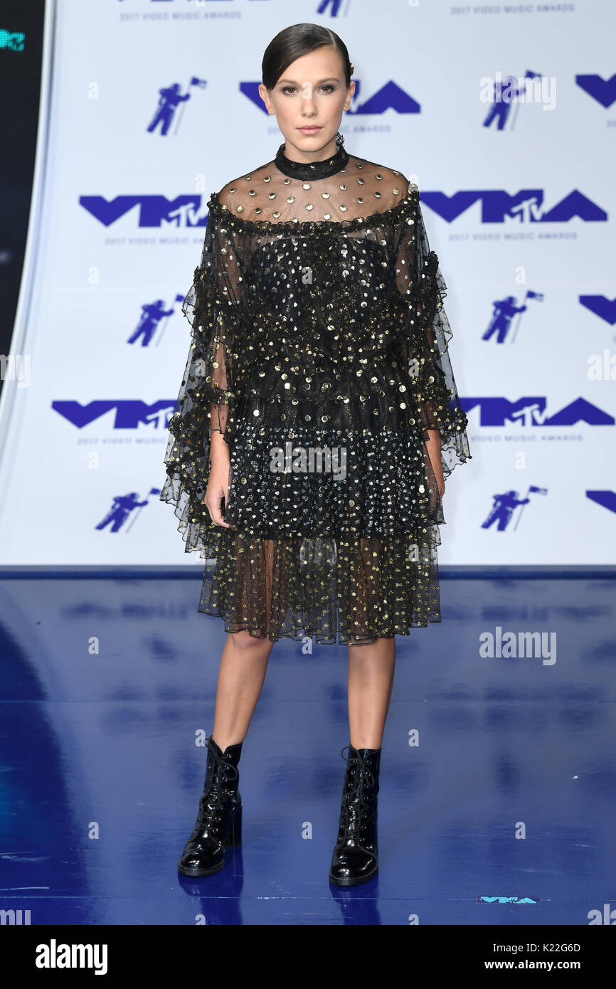 Millie Bobby Brown an der 2017 MTV Video Music Awards im Forum in Los Angeles, USA statt. Stockfoto
