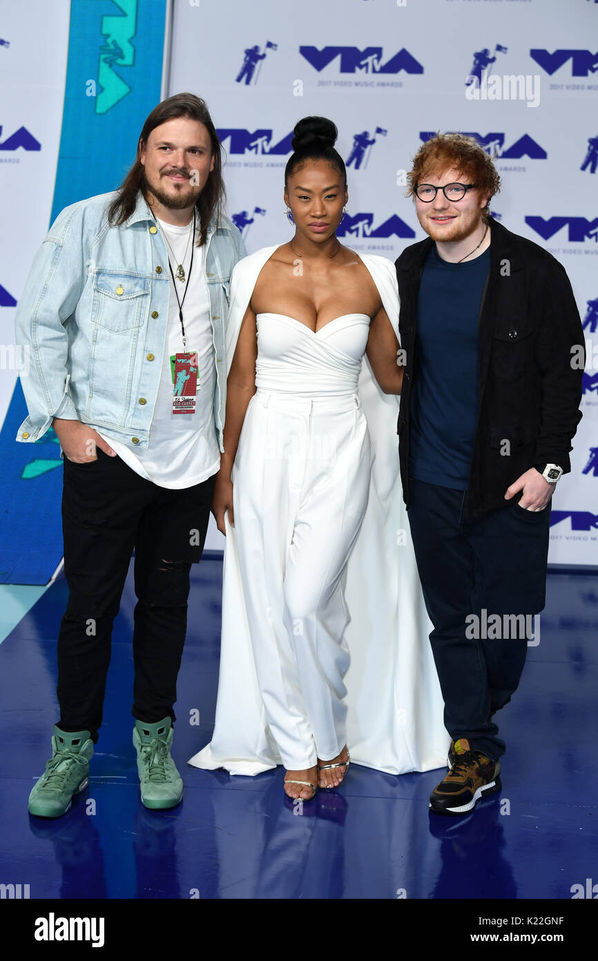 Jennie Pegouskie (Mitte) und Ed Sheeran (links) an der 2017 MTV Video Music Awards im Forum in Los Angeles, USA statt. Stockfoto