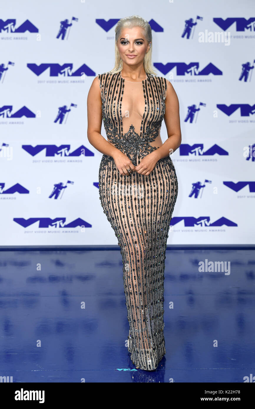 Bebe Rexha Teilnahme an der 2017 MTV Video Music Awards im Forum in Los Angeles, USA statt. Stockfoto