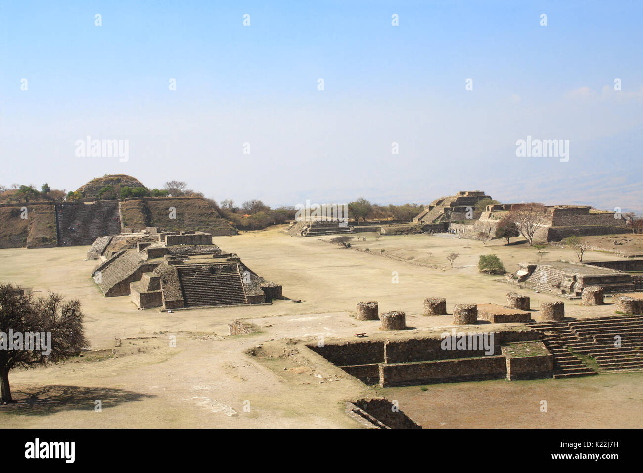 Draufsicht auf Ruinen der Maya-Pyramiden in heiliger Ort Monte Alban, Oaxaca, Mexiko, Nordamerika. UNESCO-Weltkulturerbe Stockfoto