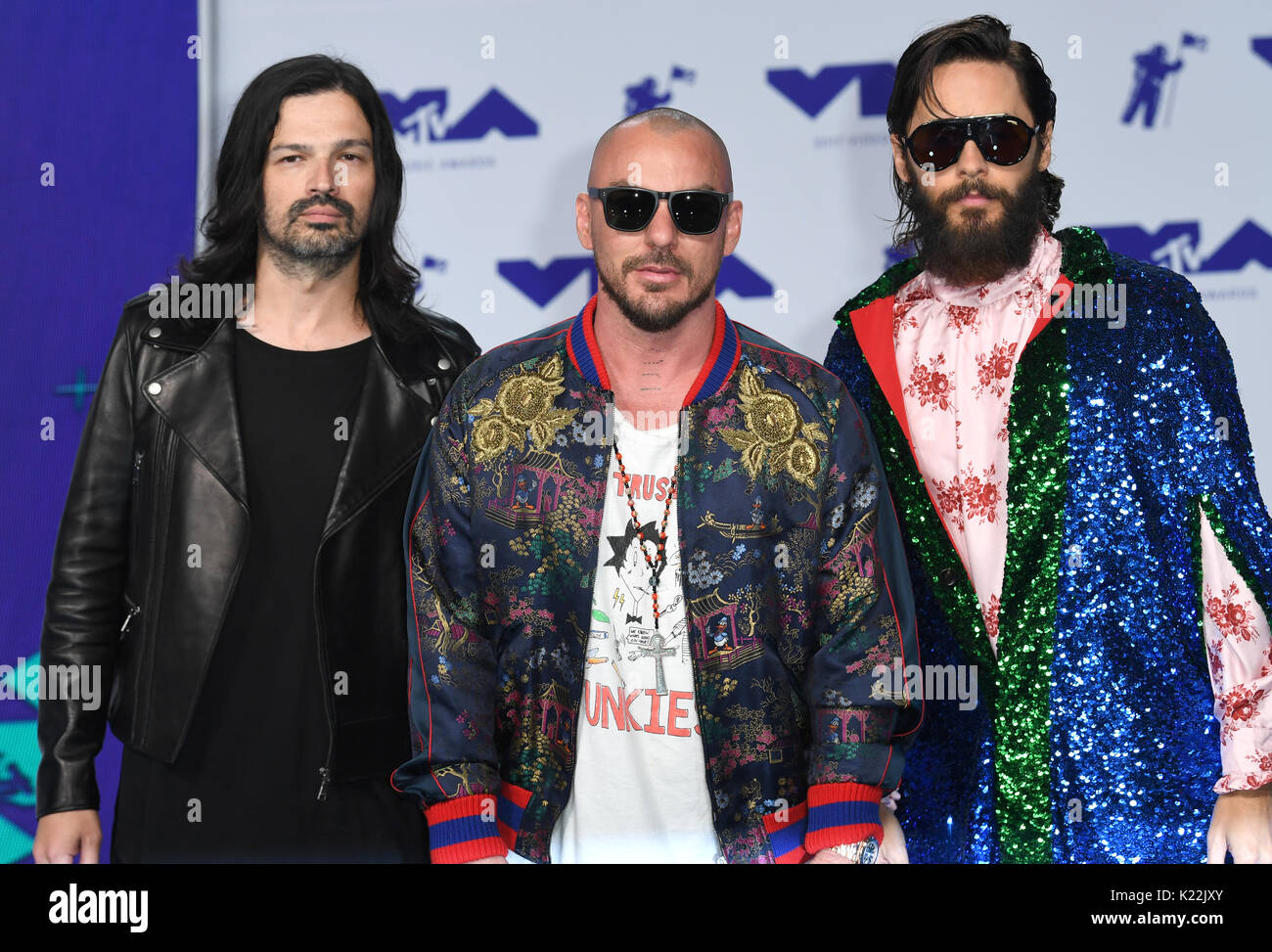 (Von links nach rechts) Tomo Milicevic, Shannon Leto, Jared Leto von 30 Sekunden zum Mars an der 2017 MTV Video Music Awards im Forum in Los Angeles, USA statt. Stockfoto