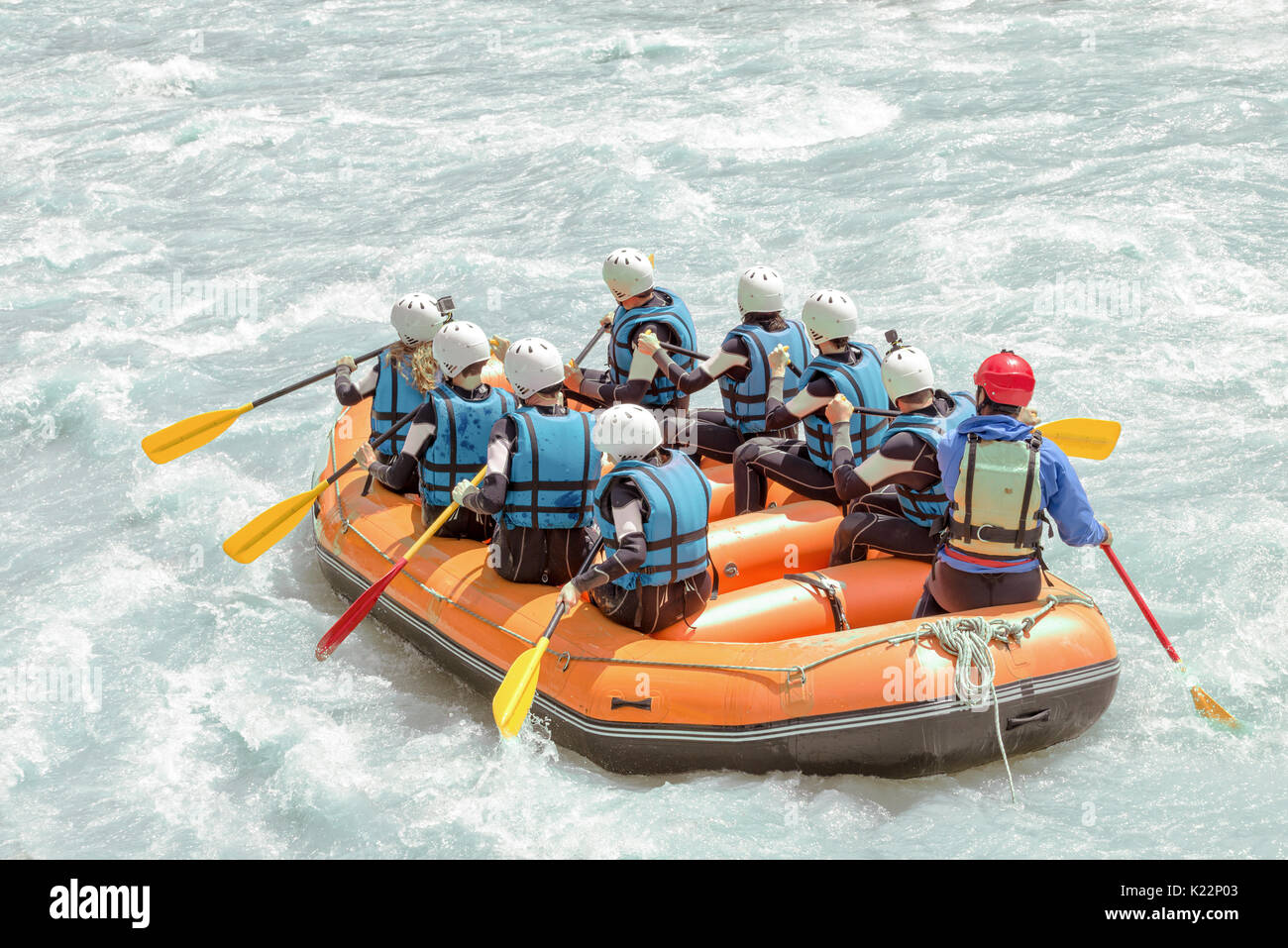 Gruppe von Menschen Rafting auf White Water, Aktiv Urlaub, Team Concept Stockfoto