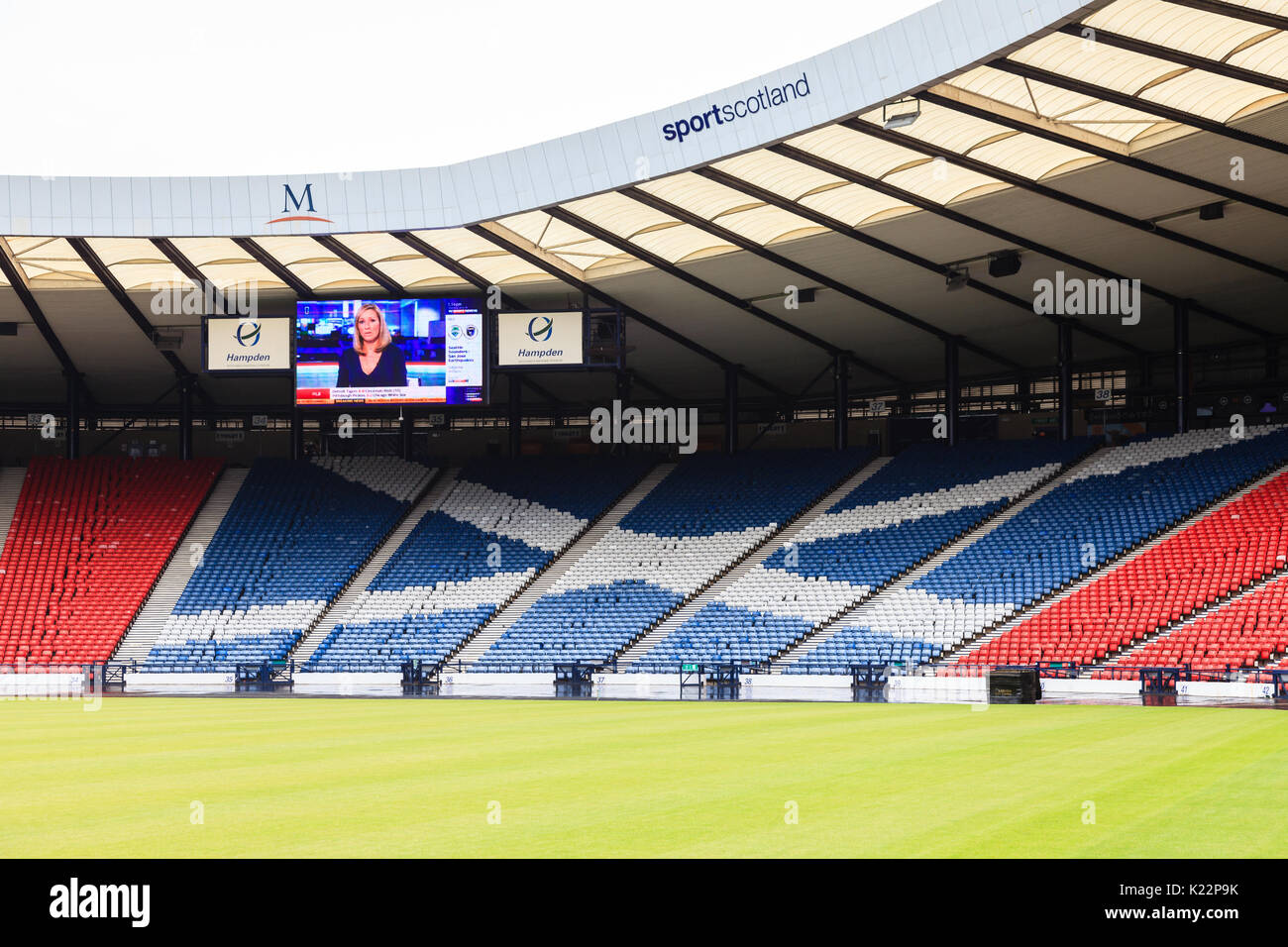Blick auf die Osttribüne im Hampden Park. Das Stadion ist das nationale Fußballstadion Schottlands. Stockfoto