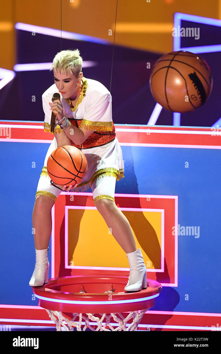 Katy Perry führt auf der Bühne während der 2017 MTV Video Music Awards im Forum in Los Angeles, USA statt. Stockfoto