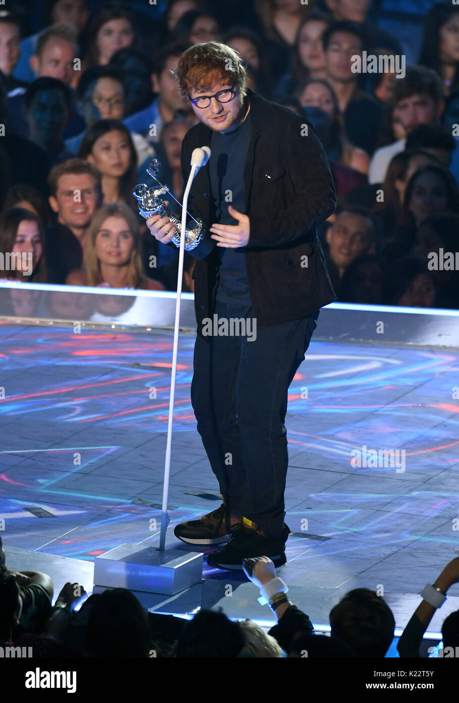 Ed Sheeran nimmt die Auszeichnung für Künstler des Jahres auf der Bühne während der 2017 MTV Video Music Awards im Forum in Los Angeles, USA statt. Stockfoto