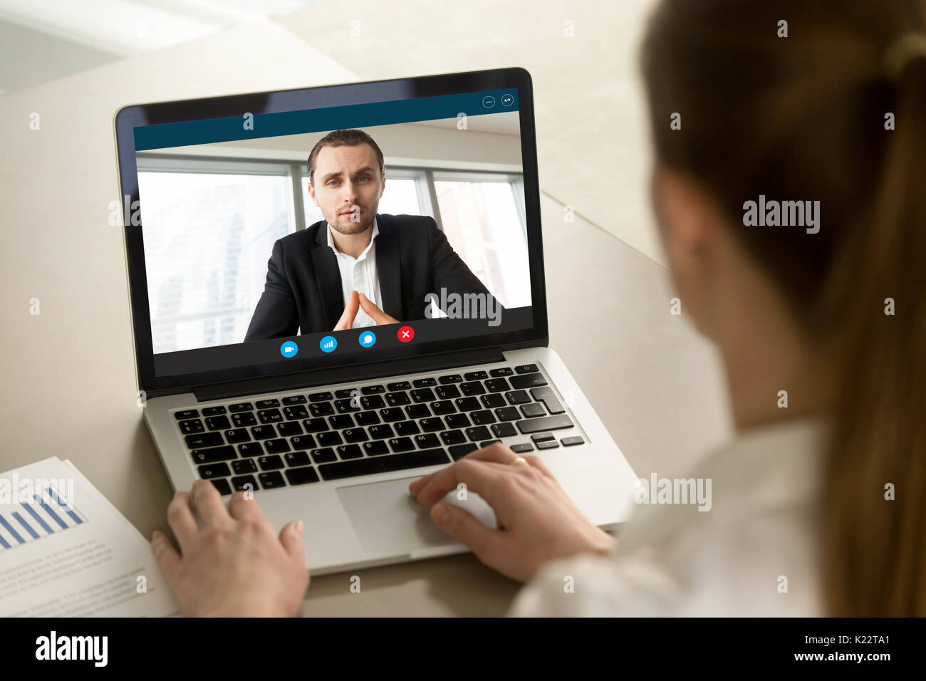 Geschäftsfrau, Geschäftsmann online per video chat pc-App, c Stockfoto