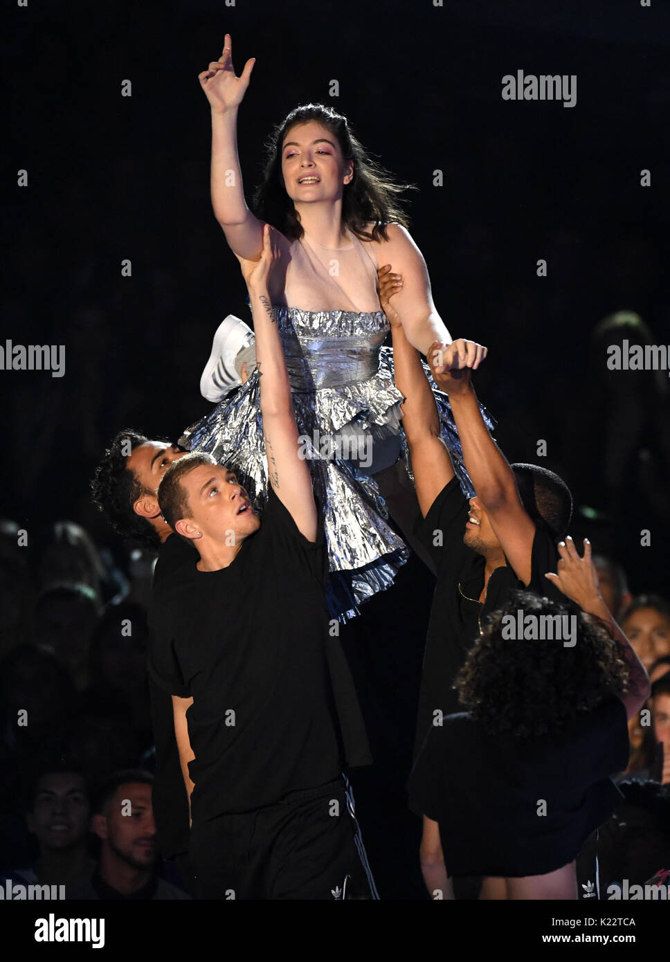 Lorde führt auf der Bühne während der 2017 MTV Video Music Awards im Forum in Los Angeles, USA statt. Stockfoto